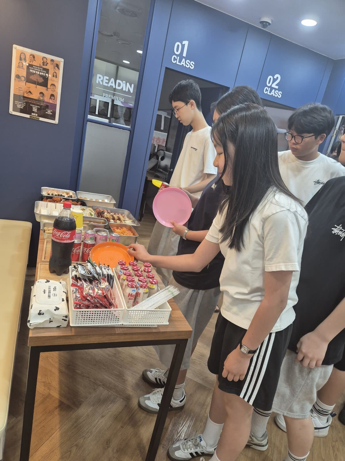 간식을 고르는 아이들