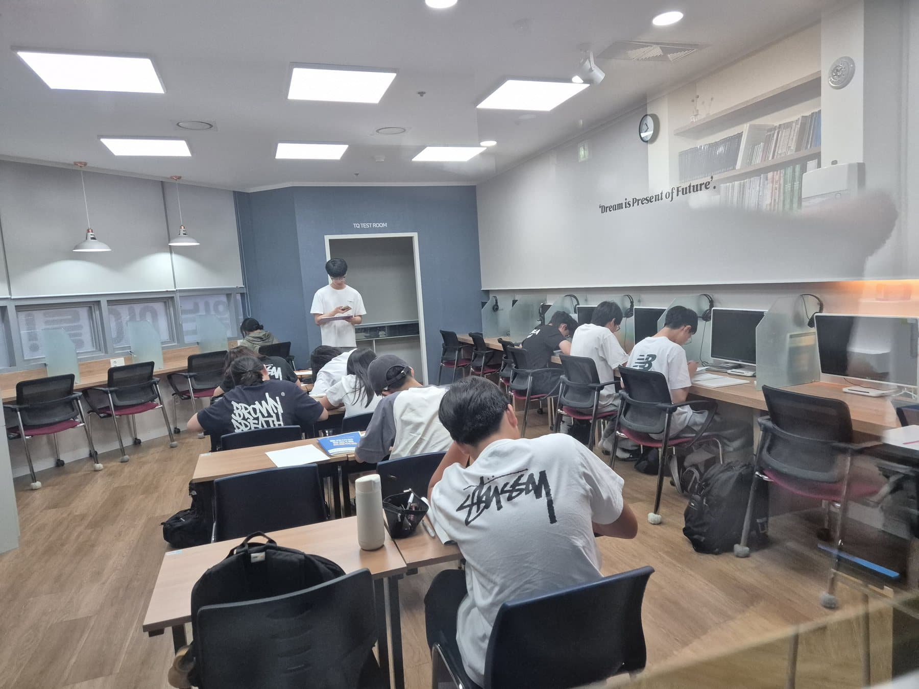 시험 기간 자습 중인 교실