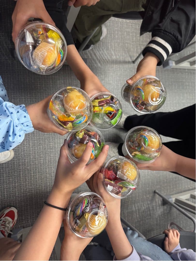 달러로 산 간식을 모아 다 함께
